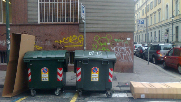 Immagine: Torino, quando il cartone finisce nell'indifferenziato (via Juvarra ang Manzoni)