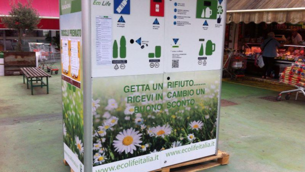 Immagine: Roma, a Casal de' Pazzi arriva il riciclatore: rifiuti in cambio di buoni sconto