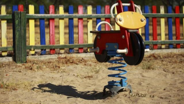 Immagine: Genova, con le scarpe da ginnastica usate si realizzano pavimenti per aree giochi