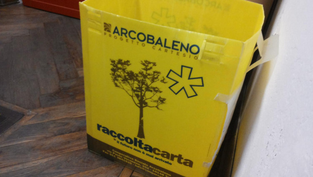 Immagine: San Salvario, se manca il contenitore della carta...