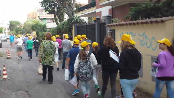 Immagine: Vado a scuola con gli amici: nel Lazio tanti ragazzi a scuola in bus, a piedi o in bici