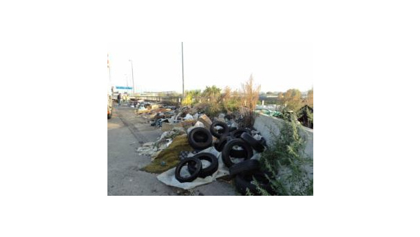 Immagine: Asia: «Bonificato l’asse perimetrale di Melito, costi evitabili se cessa abbandono rifiuti»