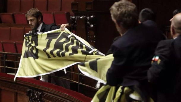 Immagine: No trivelle, sì rinnovabili: blitz di Greenpeace alla Camera contro Sblocca Italia