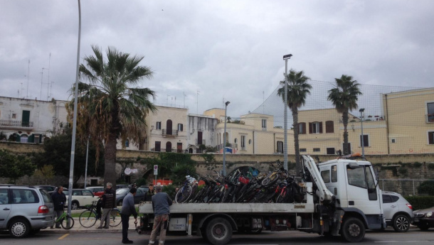Immagine: Bari, via le bici dai marciapiedi. I vigili tagliano la catena e ne portano via in gran numero