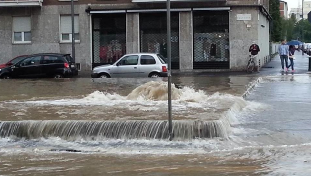 Immagine: Milano, esondazione Seveso di sabato: cantine allagate, fango ovunque, saltata anche la luce