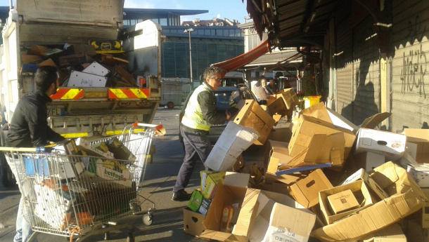 Immagine: CarTOniadi: continua ogni giorno la lotta allo spreco di carta e cartone al Mercato di Porta Palazzo