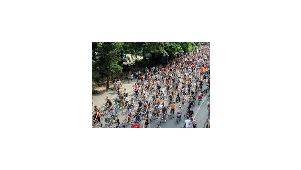 Immagine: #senzamani, Bike Pride pedala contro la violenza sulle donne