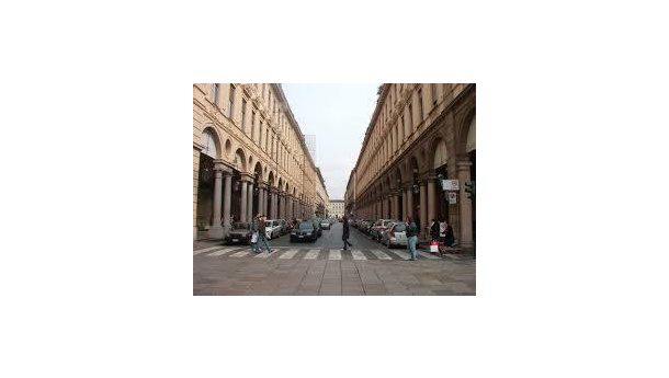 Immagine: Via Roma a piedi. Controproposta dei commercianti