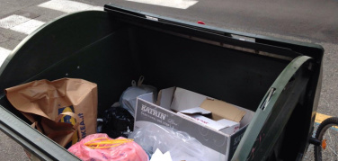 CarTOniadi, troppa carta e cartone nell'indifferenziato. Ispezione nei cassonetti del quadrilatero romano