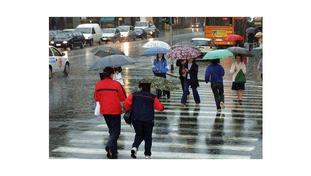 Immagine: Allarme maltempo in Piemonte. A Torino esonda il Po che è cresciuto di tre metri negli ultimi tre giorni