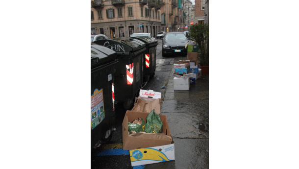 Immagine: Gabriele Canino, sentinella dei rifiuti per le CarTOniadi, racconta la sua esperienza di cartonaggio