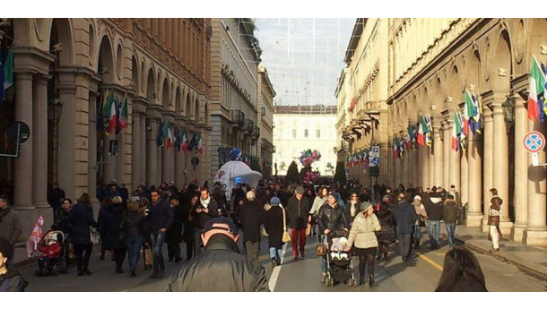 Immagine: Via Roma pedonale diventa il regno di suonatori e artisti Assedio al Polo Reale