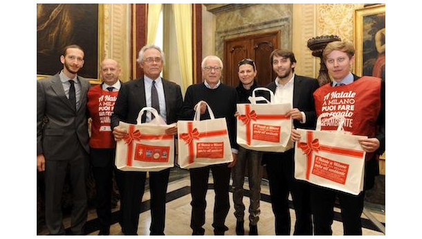 Immagine: 100.000 sacchetti in plastica riutilizzabili, il regalo di COREPLA a Milano per Natale / VIDEO