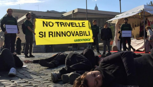 Immagine: Roma, flashmob di Greeenpeace contro lo Sblocca Italia: 