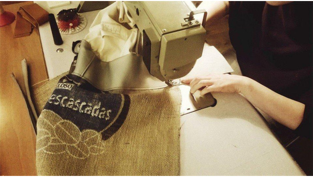 Immagine: A Torino c'è un laboratorio creativo che dà nuova vita a scarti e 