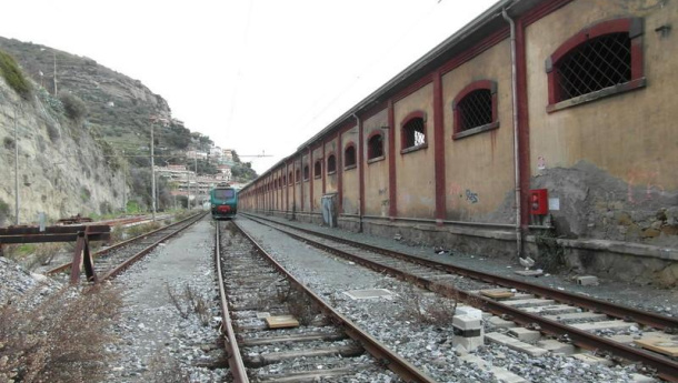 Immagine: Giannini sottoscrive con RFI protocollo intesa riuso stazioni dismesse