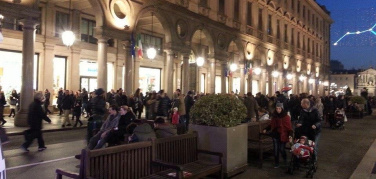 Via Roma pedonale, in migliaia a passeggio. La sperimentazione continua fino al 6 gennaio
