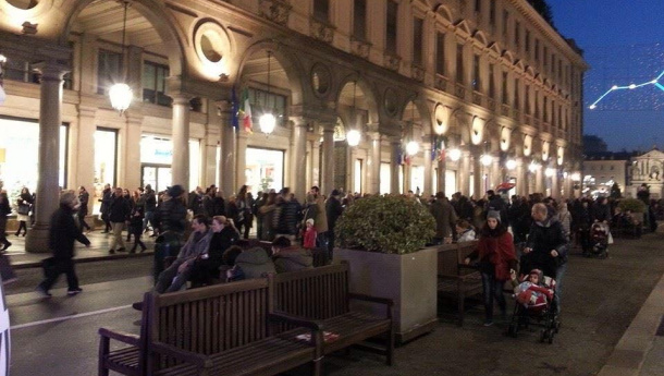 Immagine: Via Roma pedonale, in migliaia a passeggio. La sperimentazione continua fino al 6 gennaio
