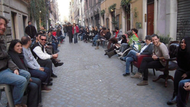 Immagine: Roma, via Urbana: artigiani e cittadini uniti contro le automobili