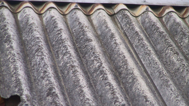 Immagine: Incendio a Ferentino (Frosinone): nube nera da rifiuti speciali. Salvo l’amianto