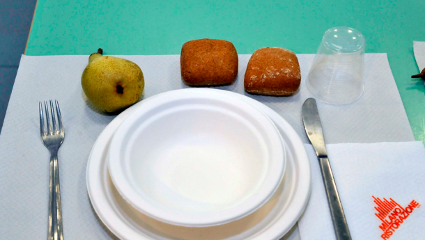 Immagine: Piatti compostabili nelle mense, parte l’iniziativa a Milano