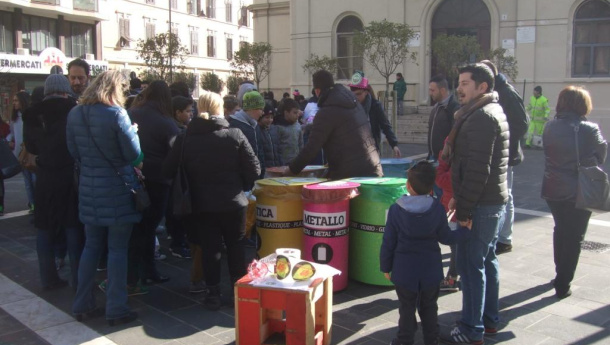 Immagine: #Bariperbene, decoro urbano e pulizia. Si stringe il patto con i cittadini | Le foto