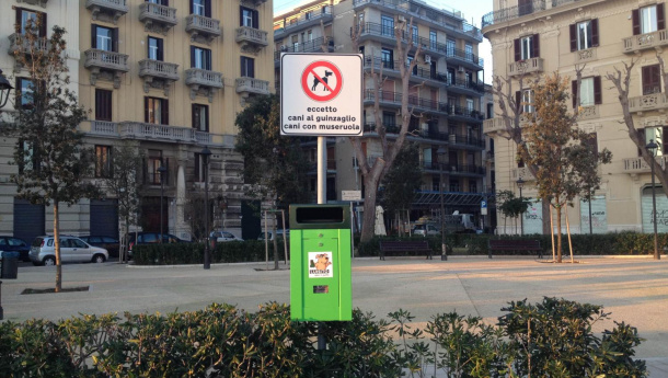 Immagine: Progetto Bariperbene. posizionati i cestini porta sacchetti per deiezioni canine