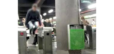 Aggressioni su metropolitane e bus, in due giorni cinque casi. I dipendenti Atm chiedono rinforzi