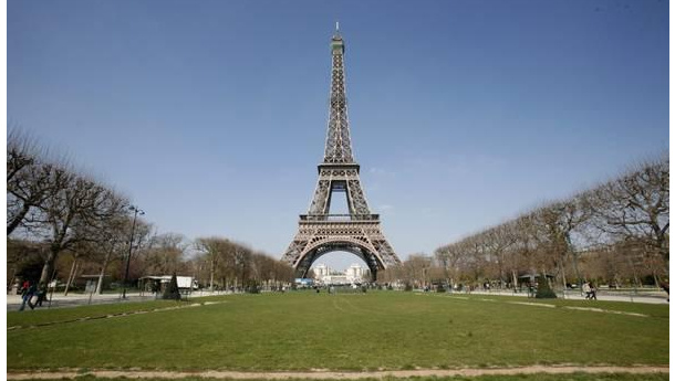 Immagine: La Tour Eiffel abbraccia l'eolico