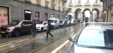 Torino, a due passi dal Comune la sosta selvaggia è la regola