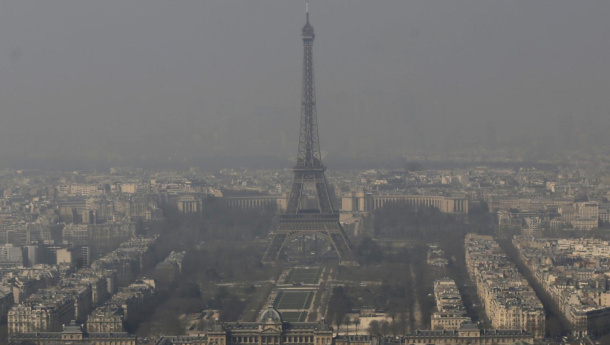 Immagine: Parigi, torna lo smog: parcheggi gratis e riduzione della velocitÃ Â  in tutta la cittÃ 