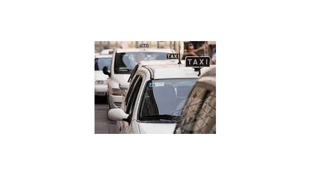 Immagine: Taxi contro Uber, la protesta a Palazzo di Città
