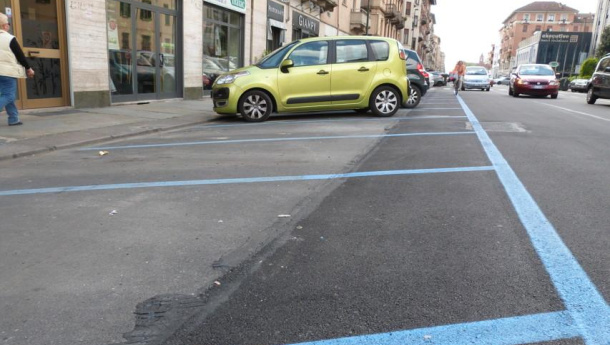 Immagine: Torino, sperimentazione della sosta gratuita sulle strisce blu per le auto elettriche
