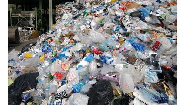 Immagine: Putignano (Bari), raccolta della plastica. Le spese superano i ricavi perche' ci sono troppe frazioni estranee