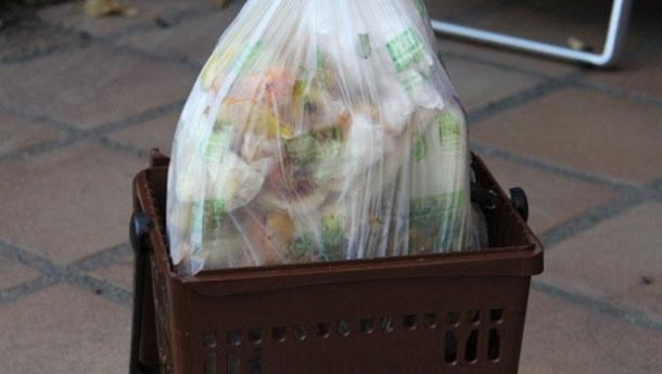 Immagine: In Catalogna parte la raccolta porta a porta dei rifiuti umidi con i sacchetti in mater-bi