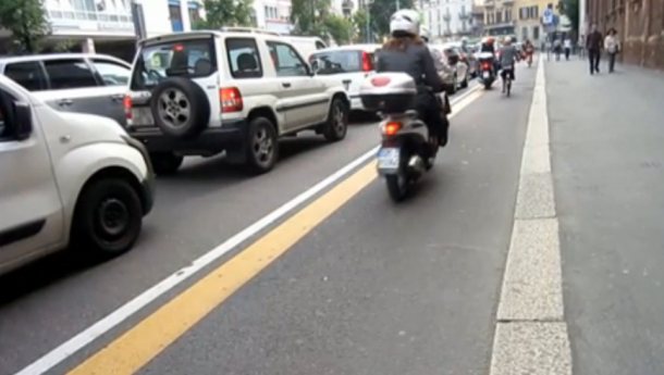 Immagine: Milano, quella ciclabile invasa dalle moto