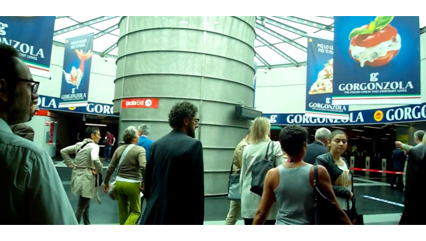 Immagine: All'EXPO in metropolitana (M5 poi M1). Rumore e cigolii sui vagoni nuovi. Lo sponsor speciale all'arrivo a Rho Fiera EXPO | Video