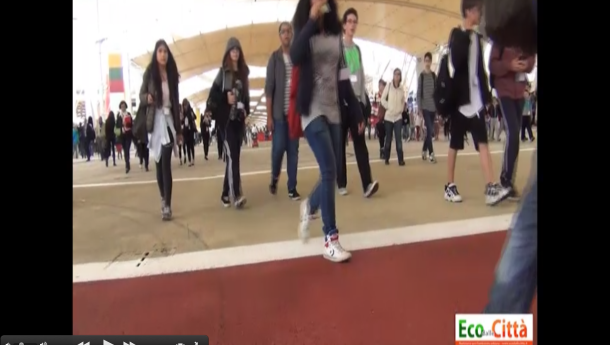 Immagine: ECOvideocamera torna ad EXPO. Tanti cestini ma rifiuti ancora mischiati