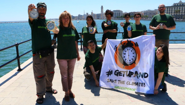 Immagine: Clima. Greenpeace Bari suona la sveglia sul clima: «E' ora di abbandonare petrolio e carbone»