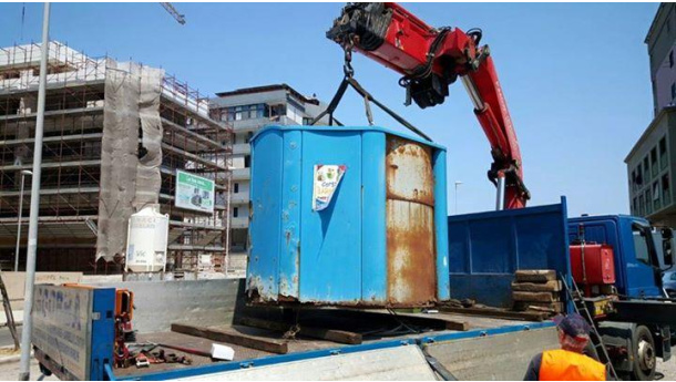 Immagine: Bari, dopo dodici anni rimossi i rottami delle isole anti-ecologiche Kanguro