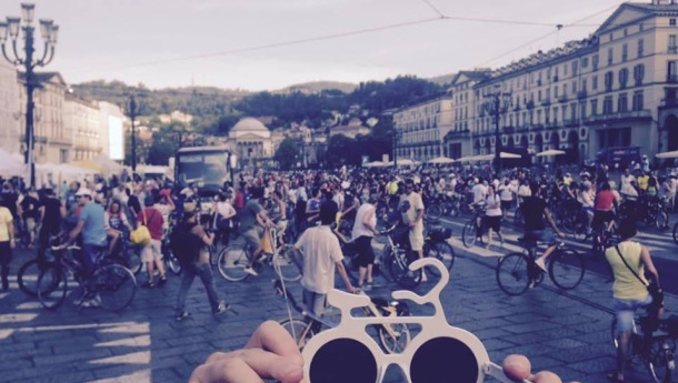 Immagine: Bike Pride 2015, in 20 mila a Torino a pedalare sotto il sole cocente per la mobilità sostenibile | Video