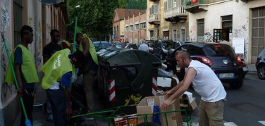 Profughi neri con noi a far la 