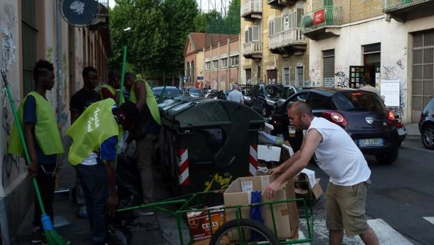 Immagine: Profughi neri con noi a far la 