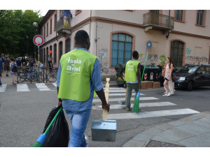 Profughi neri con noi a far la