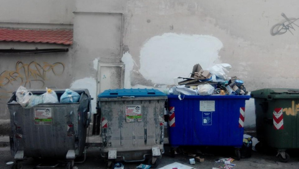 Immagine: #PugliaDifferente, in attesa della prima tappa cosa c'è nei cassonetti dei rifiuti a Terlizzi? | Video