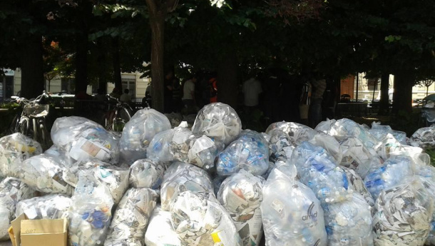 Immagine: Papa Francesco a Torino, da piazza Vittorio recuperati 190 kili di carta e 192 di plastica