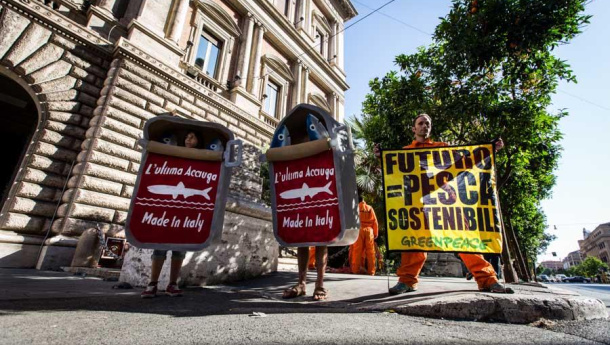 Immagine: Greenpeace in azione a Roma: 