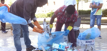 #Pugliadifferente, raccolta differenziata. I ragazzi profughi  dello SPRAR superano la prova trashmob