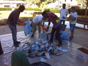 #Pugliadifferente, raccolta differenziata. I ragazzi profughi  dello SPRAR superano la prova trashmob