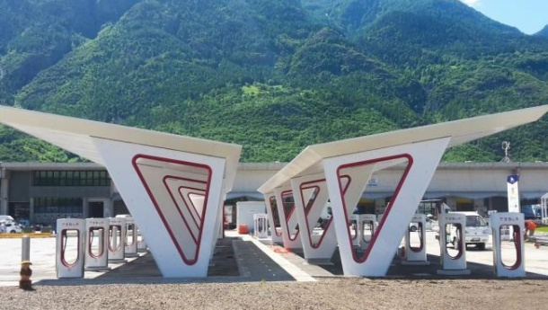 Immagine: Inaugurata ad Aosta la più grande stazione d'Europa di ricarica Tesla